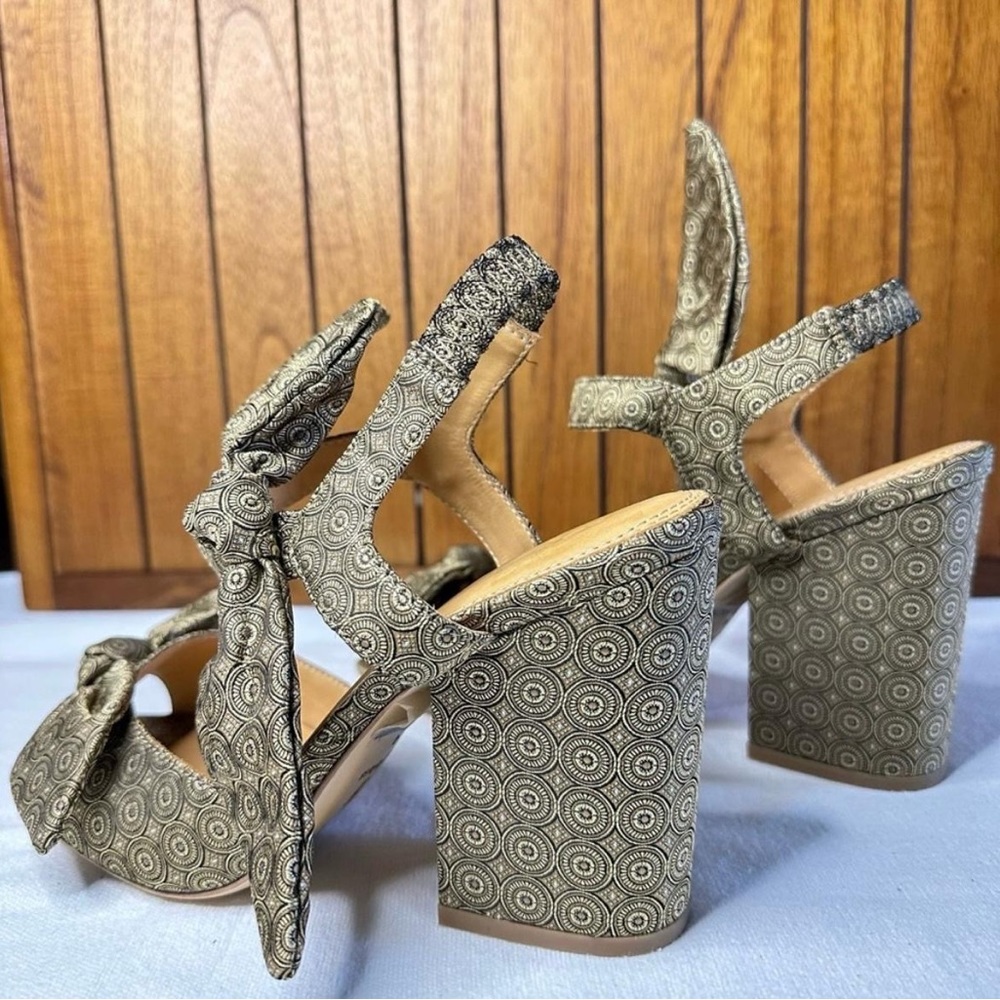 SOLD-NEW BILL BLASS CARMEN BOW SANDALS LEATHER SALE SATIN HELL SIZE 9 - Picture 3 of 5